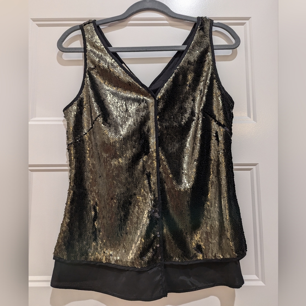 NEW NEVER WORN GARAGE NOUVEAU Vneck top SIZE M olive & black sequins